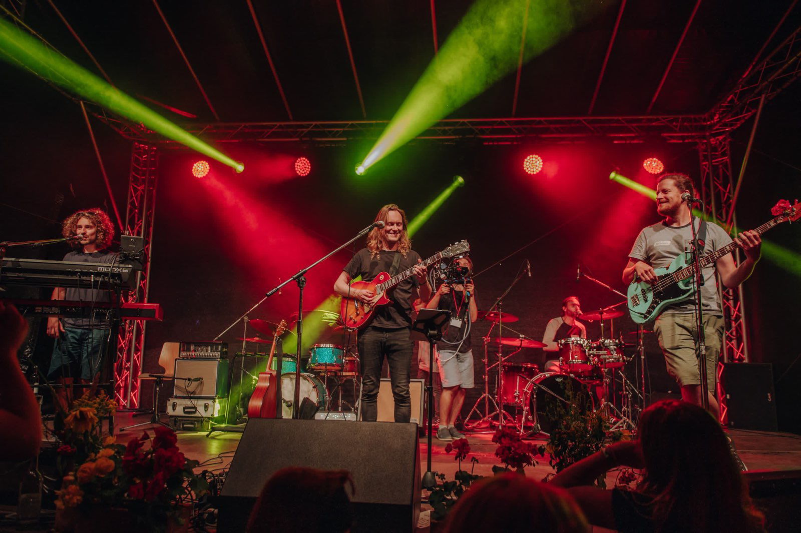 Band auf Bühne mit farbigem Licht im Hintergrund