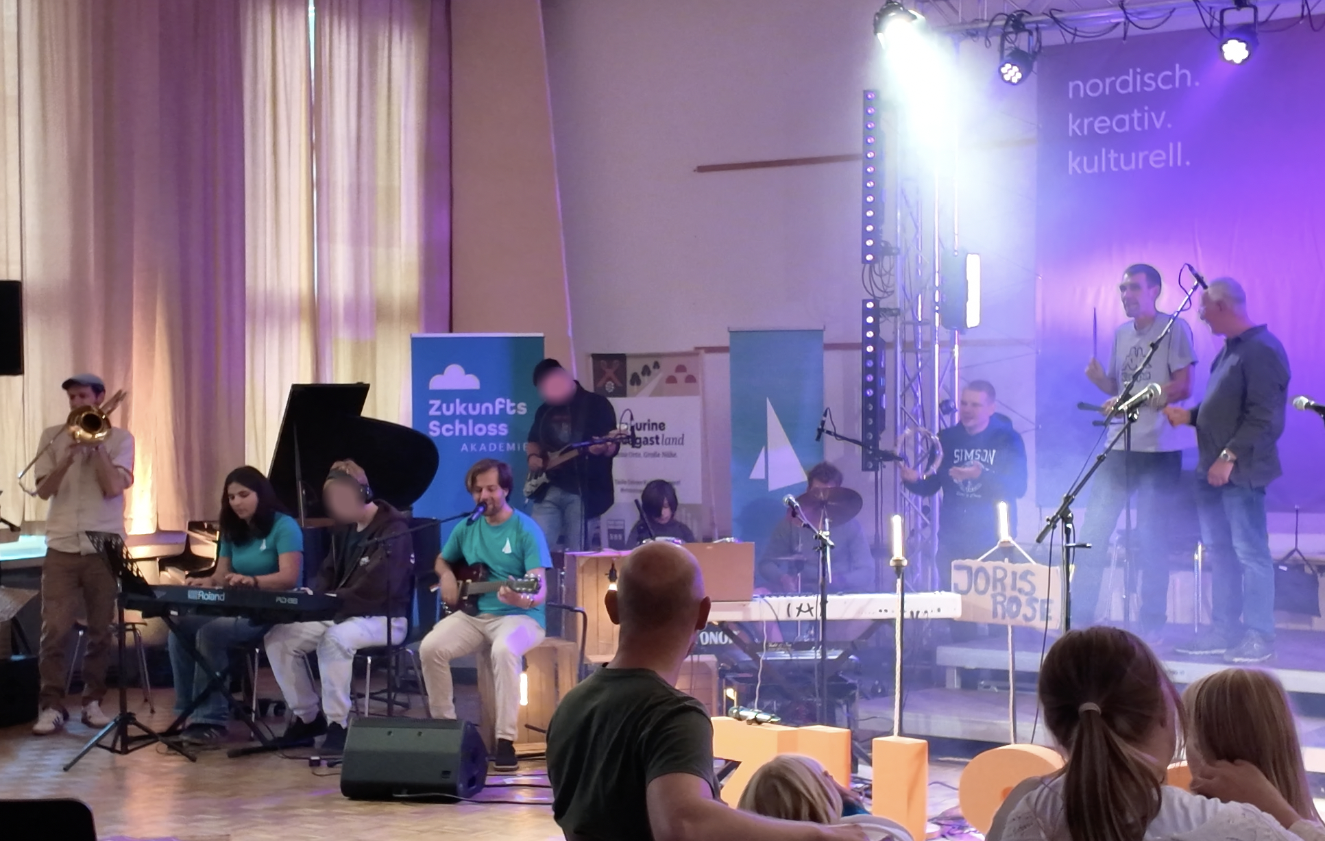 eine Band aus Schülerinnen und Schüler und weiteren Teilnehmenden des Festivals präsentiert einen Song