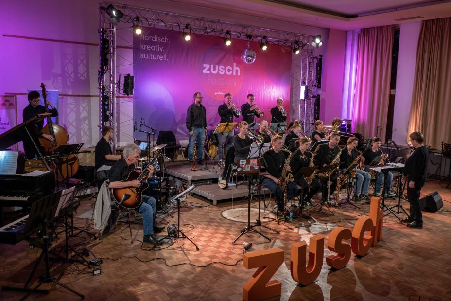 The Jellyfish Jazz Orchestra spielt auf der zusch festival Bühne