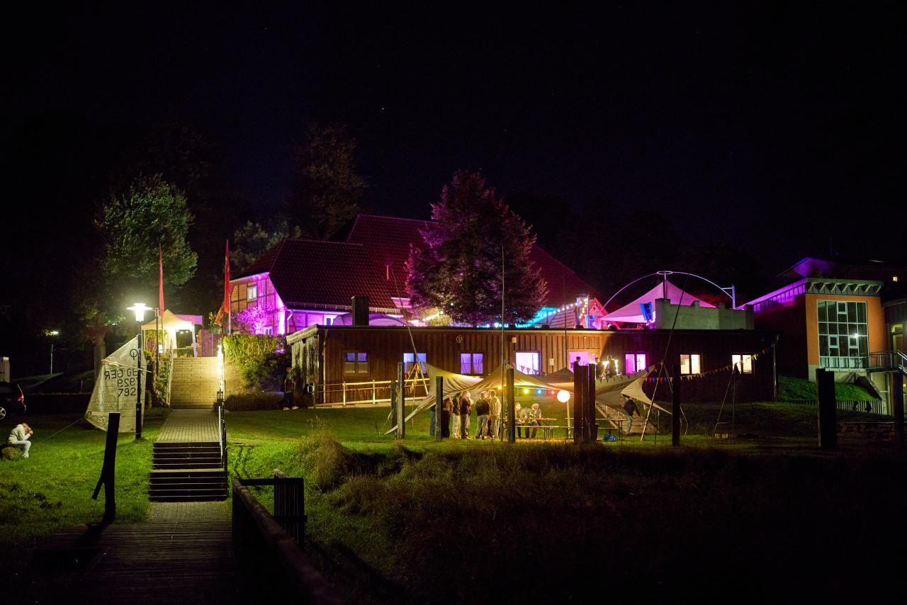 Museumsanlage Gadebusch in der Nacht mit bunten Lichtern erleuchtet