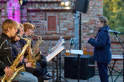 junge Saxophonisten auf der Bühne