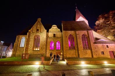 Gadebuscher Kirche in der Nacht mit hell erleuchteten Fenstern