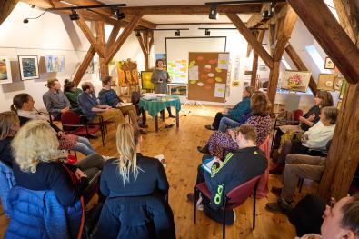 Eine Arbeitsgruppe sitzt im Kreis