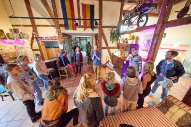 Kinder stehen im Kreis und singen gemeinsam