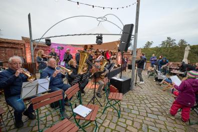 Musiker spielen gemeinsam auf dem Museumshof