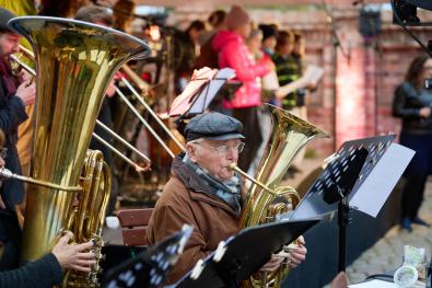 Musiker mit Blechblasinstrumenten