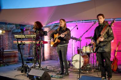 eine Band musiziert auf der Bühne