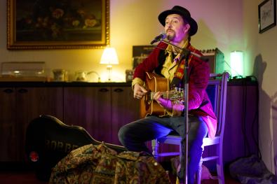 Ein Musiker mit Gitarre gibt ein Konzert
