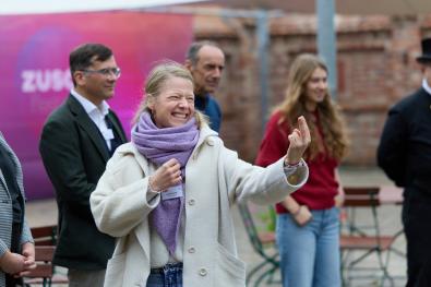 Eine Theaterpädagogin motiviert andere Teilnehmende zum Mitmachen