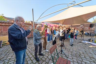 Jung und Alt musizieren gemeinsam auf dem Museumshof