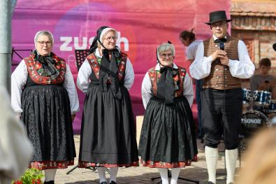 Drei Frauen und ein Mann präsentieren alte Mecklenburger Trachten