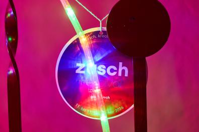Zusch logo im farbigen Licht dargestellt