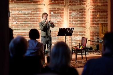 Mann singt vor Publikum