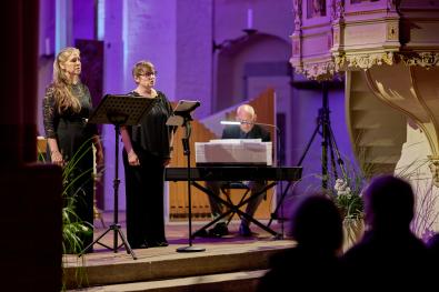 Menschen musizieren in der Kirche