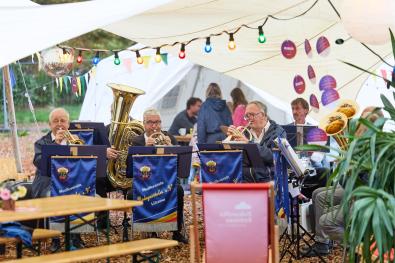 Blaskapelle musiziert draußen