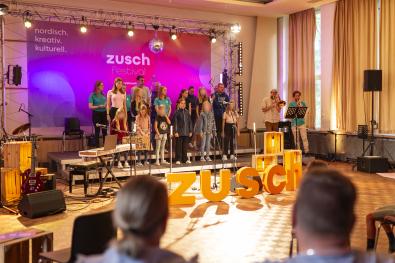 Kinderchor singt vor Menschen